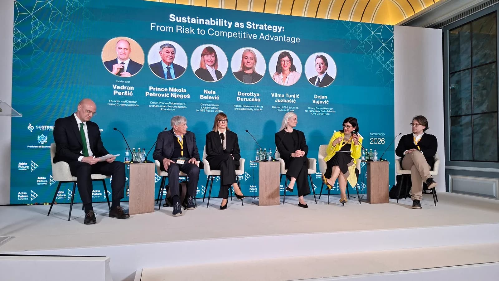 Panelisti na pozornici Adria Future Summita tokom razgovora o održivosti kao strategiji.