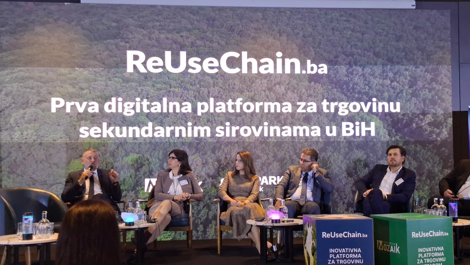 Panelisti na pozornici ispred projekcije o platformi ReUseChain.ba.