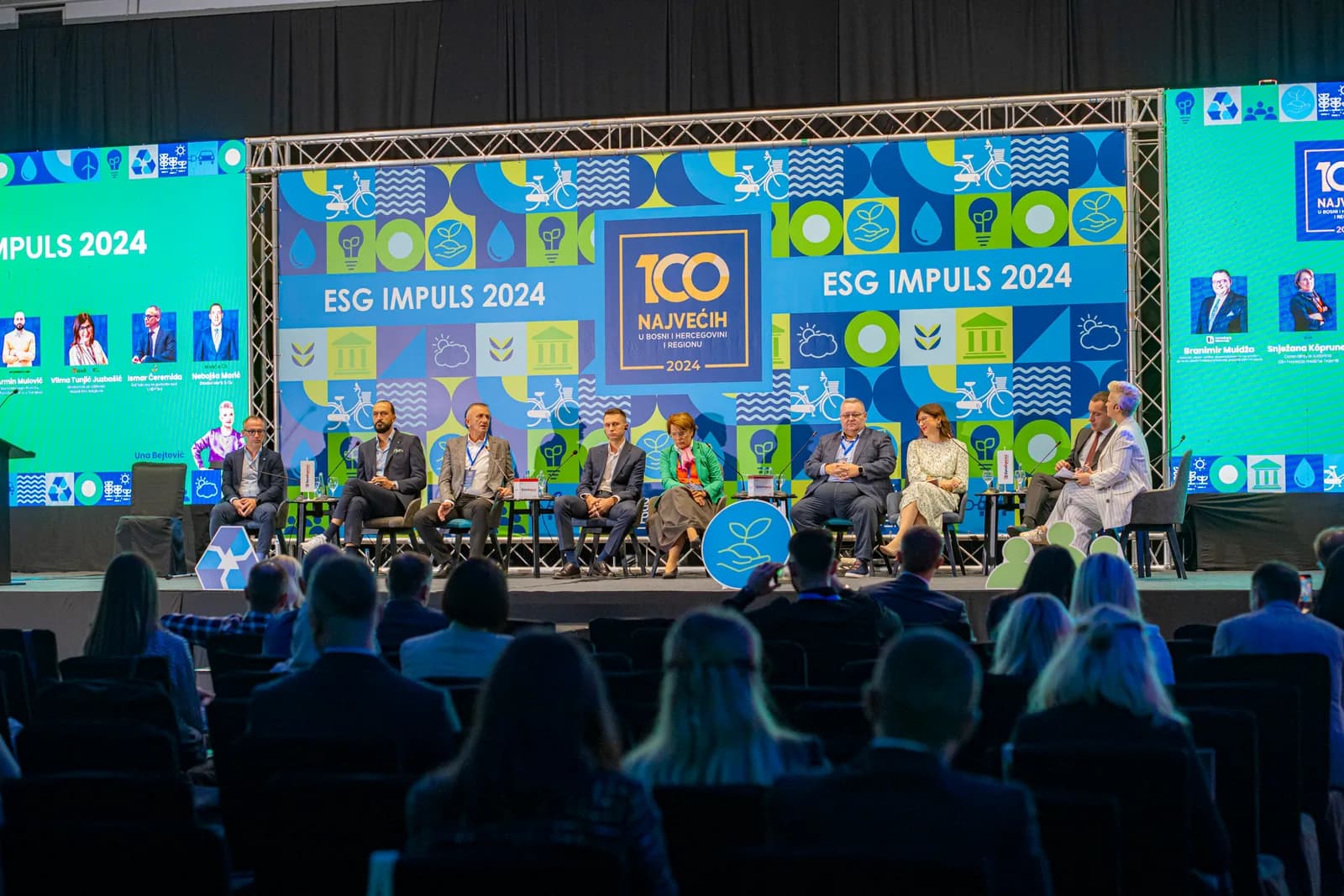 Panelisti na pozornici ispred natpisa ESG Impuls 2024, publika u prvom planu.