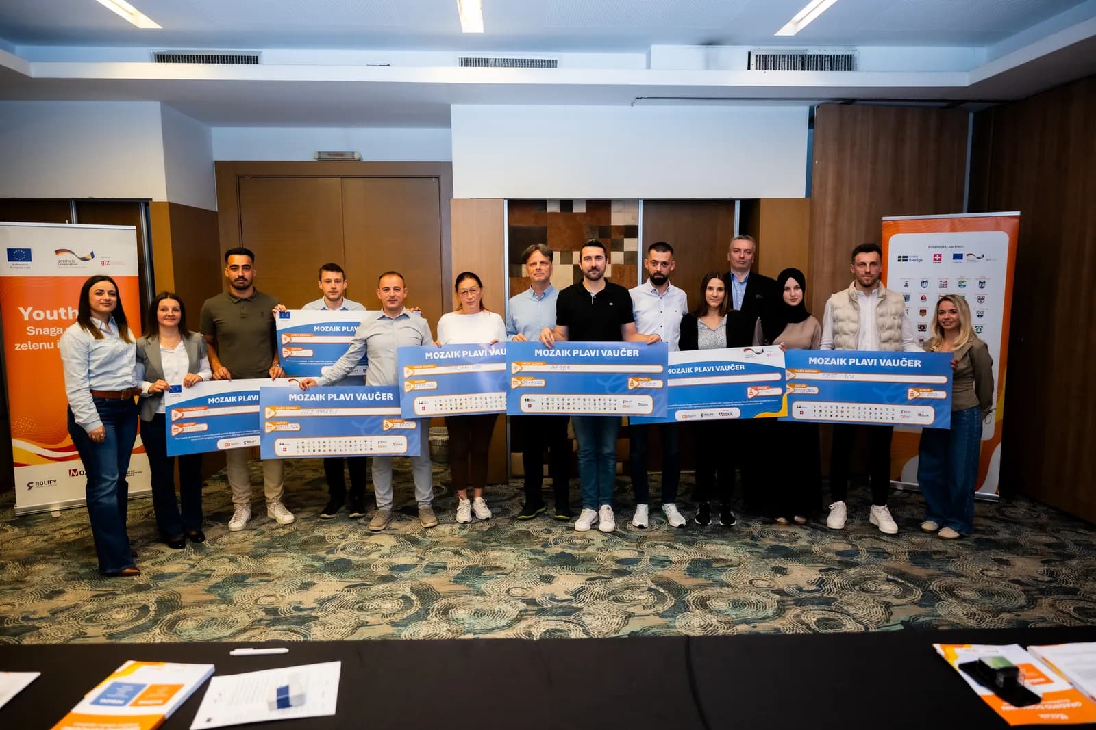 Grupna fotografija učesnika YouthRISE programa s Mozaik plavim vaučerima i grantom.