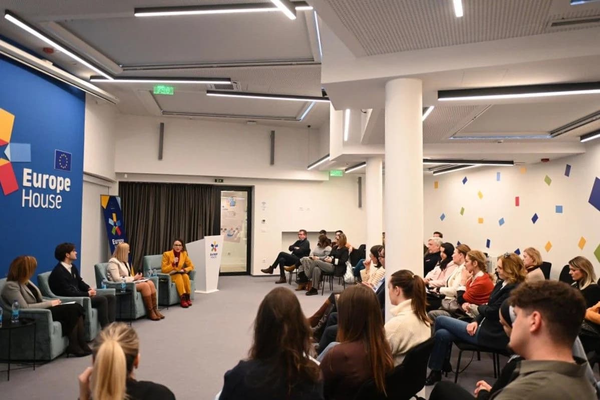 Učesnici i publika tokom javne diskusije o socijalnom poduzetništvu i mladima u Europe House.