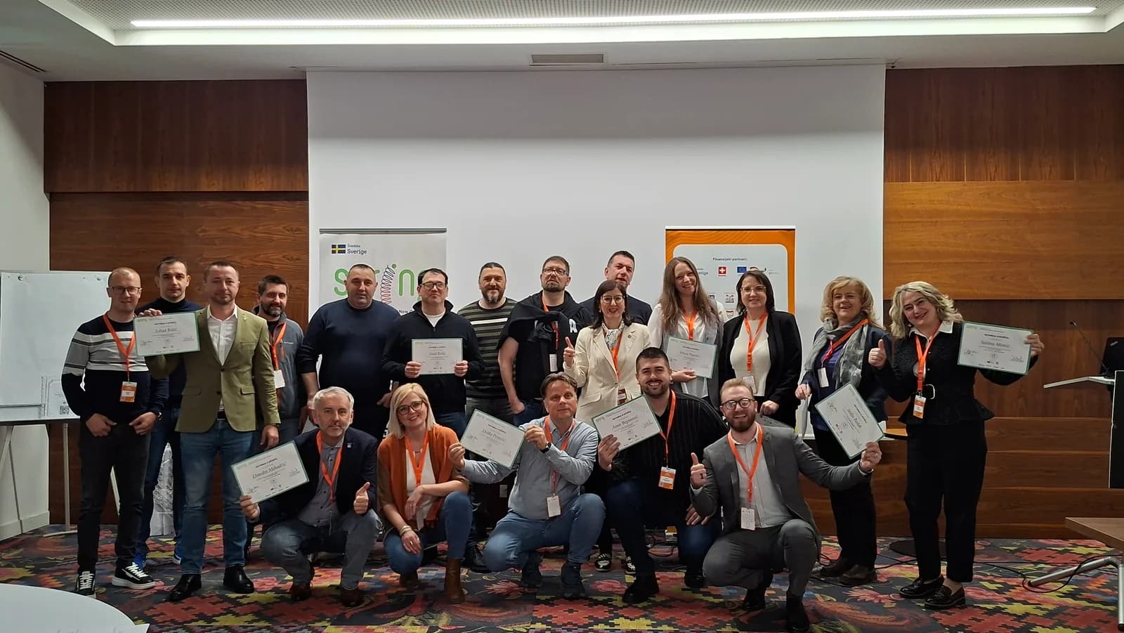Učesnici ESG edukacije za predstavnike lokalnih zajednica poziraju u grupi s potvrdama.