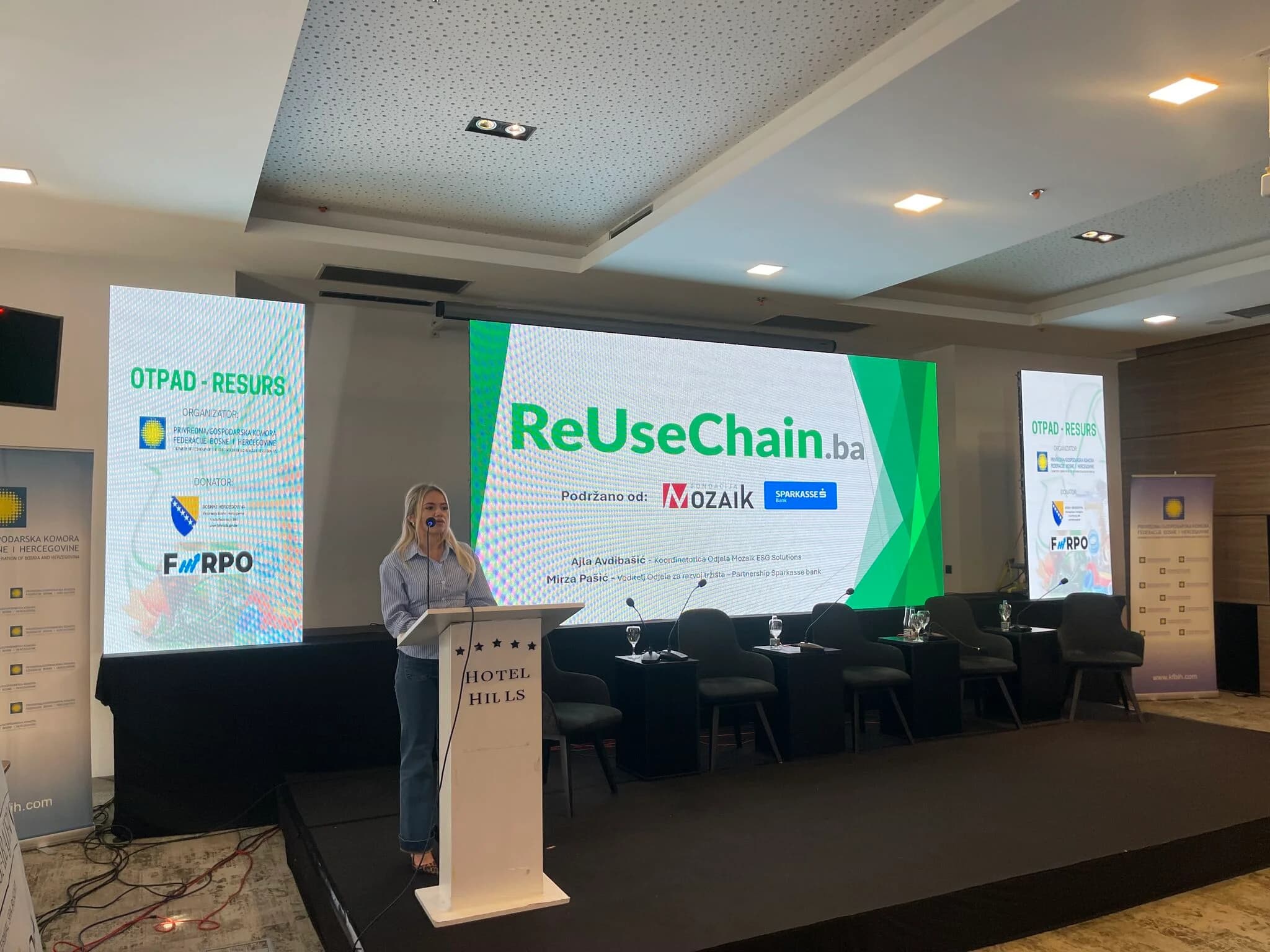Predavačica za govornicom uz prezentaciju ReUseChain.ba na konferenciji „Otpad kao resurs za razvoj cirkularne ekonomije“.