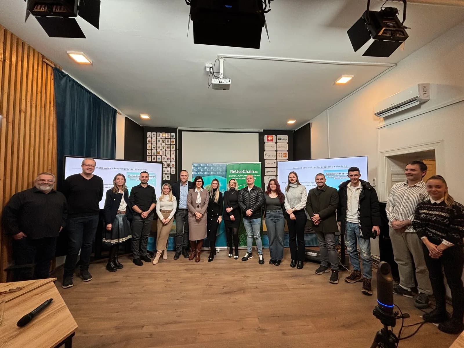Učesnici Poduzetničke akademije „Korak po korak“ na grupnoj fotografiji u edukacijskoj sali uz ReUseChain.ba baner.