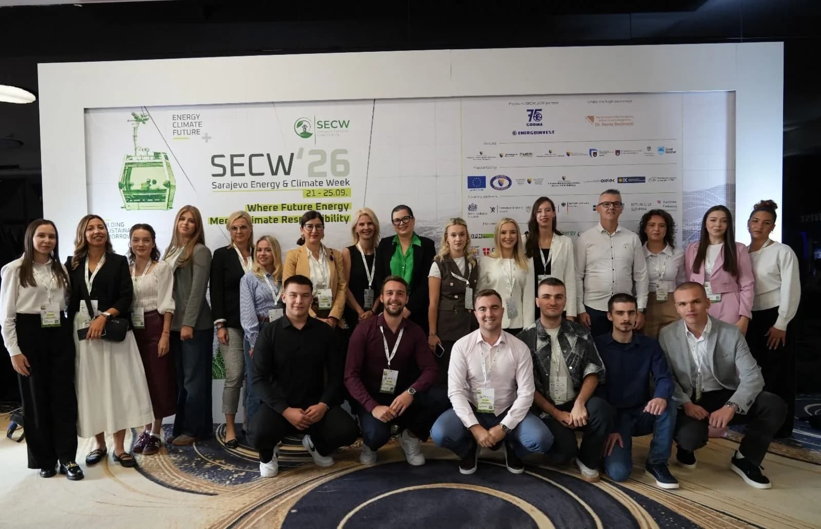 Grupna fotografija učesnika događaja „Glasovi mladih za klimatsku akciju“ ispred SECW ’26 panela.